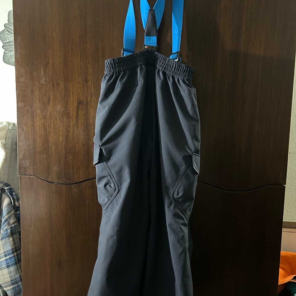 Brand new no tags but never worn. Kids L fits 14-16 never used.